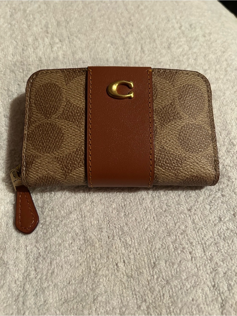 NWOT Coach Essential Small Zip Around Card Case
In Signature Canvas